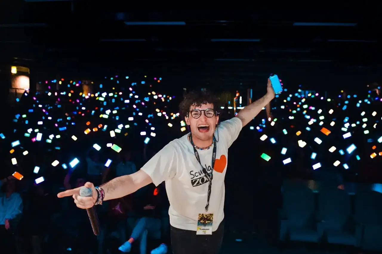 Braccialetti luminosi distribuiti tra il pubblico