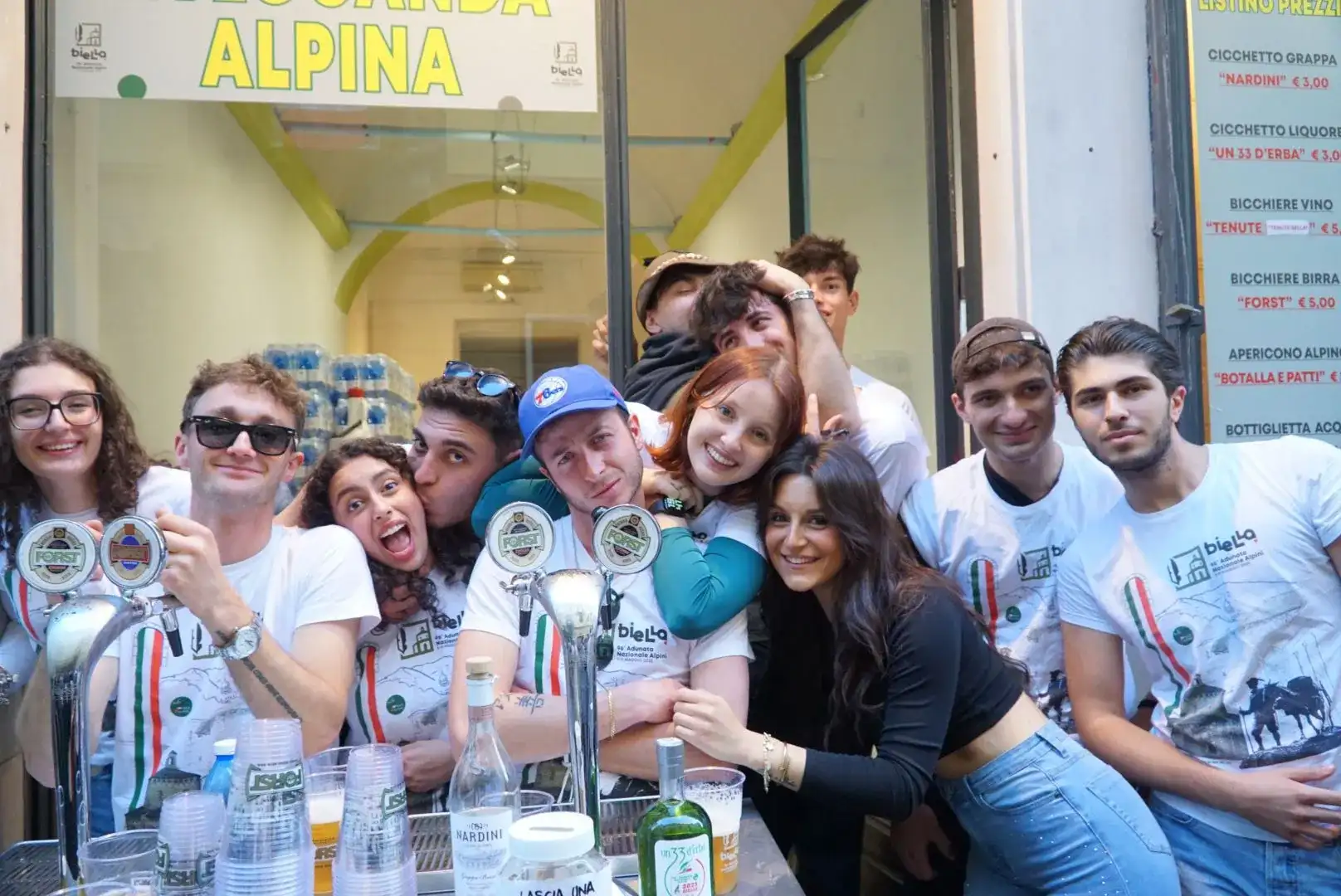 Gruppo di ragazzi con i megafoni durante un evento