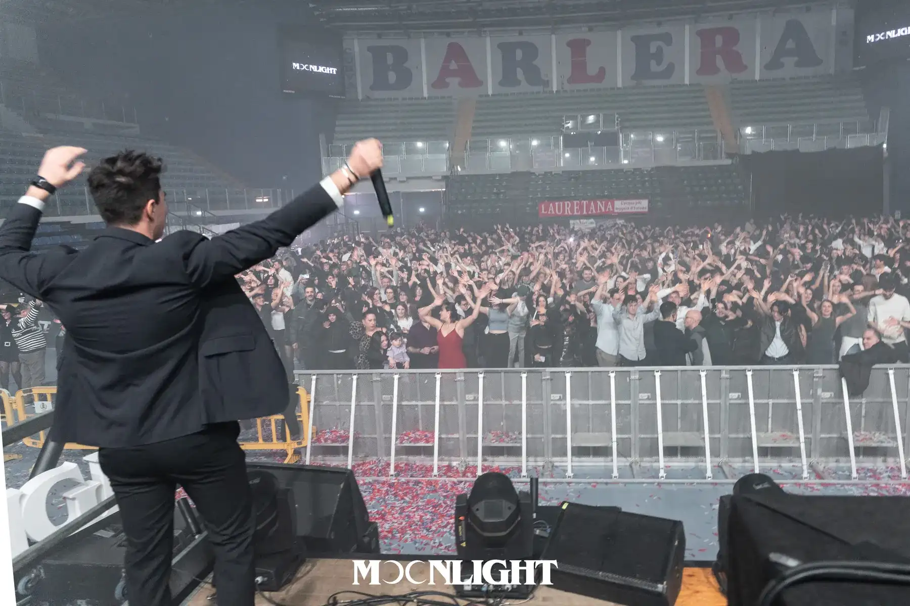 Sul palco davanti al pubblico del Barlera