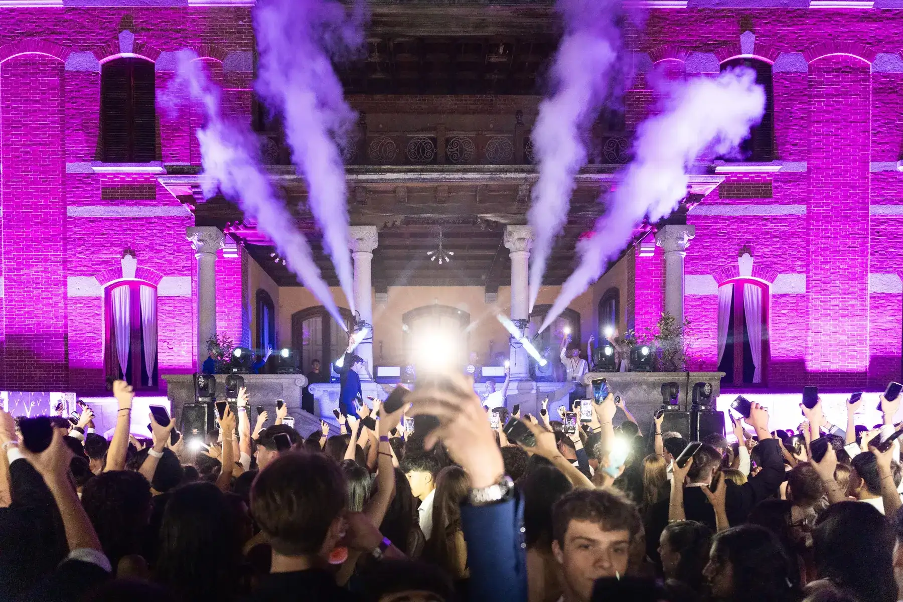 Getti di fumo sul palco davanti al pubblico